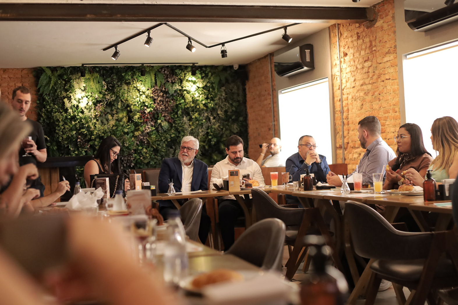 Convidados reunidos no café da manhã da Blumi