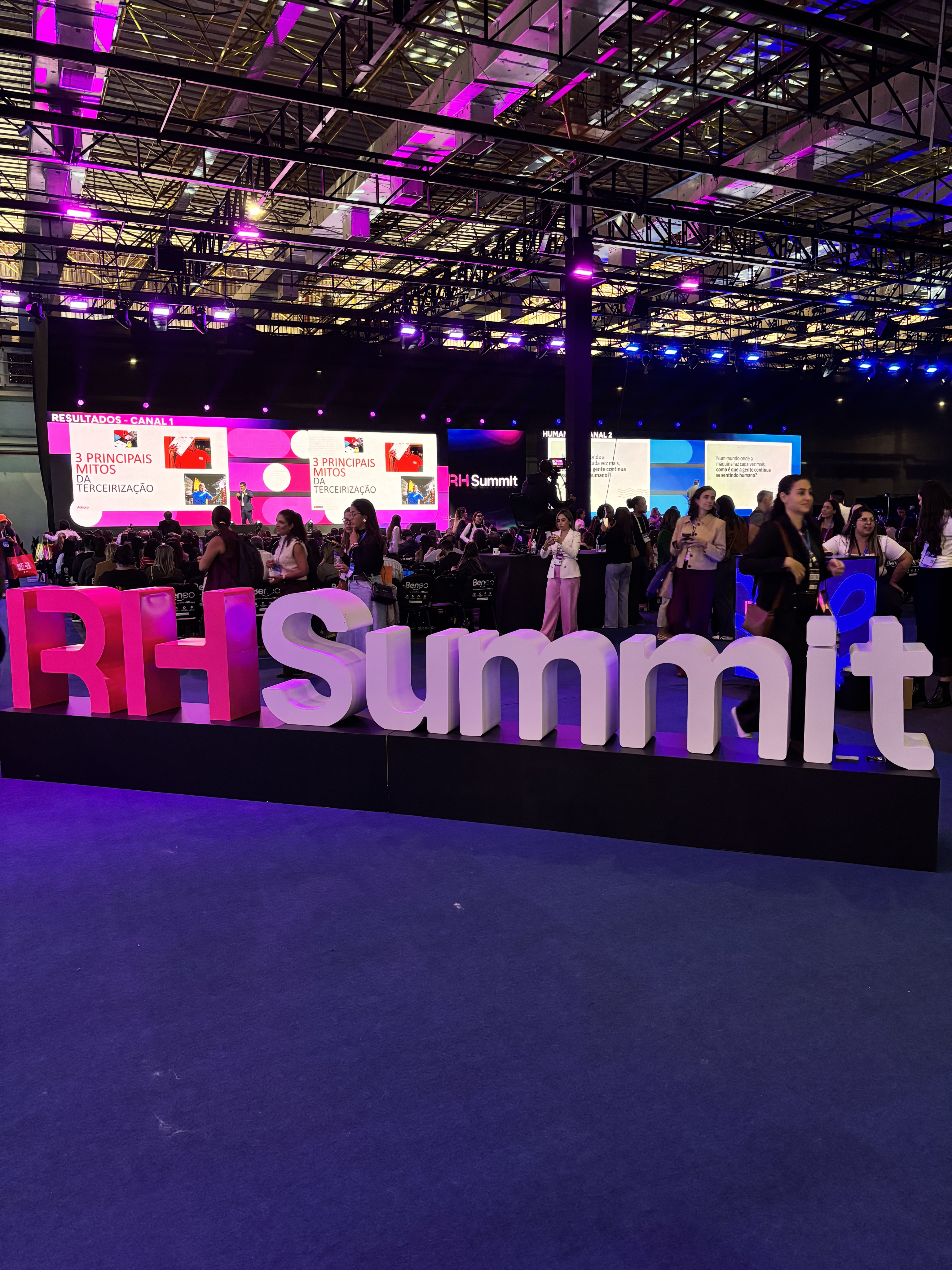 Equipe Blumi em conversa com visitante no RH Summit